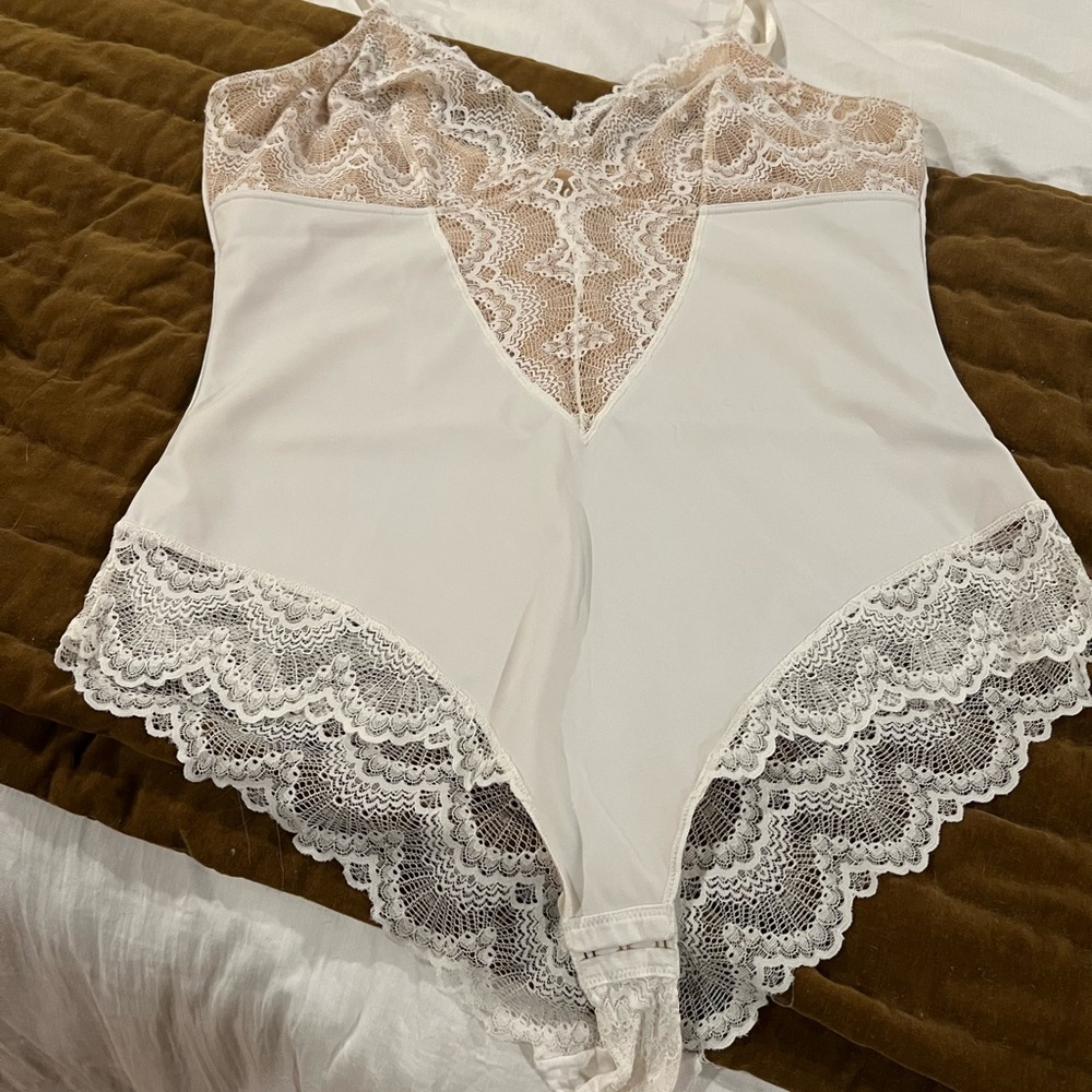 Pinsy Shapewear Lace Bodysuit